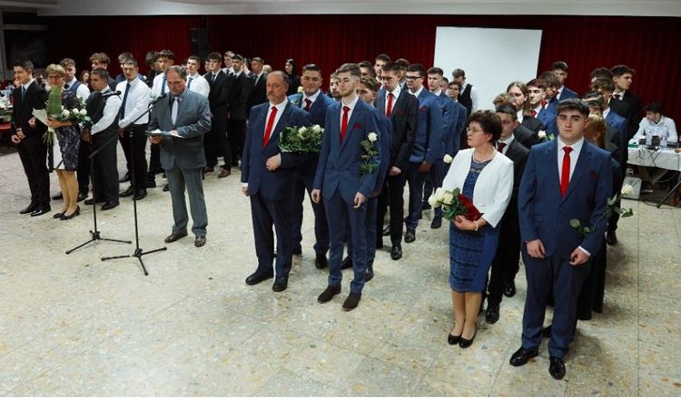 „…Nem kell sok az emberi ünnephez…” Szalagavató a Hefelében